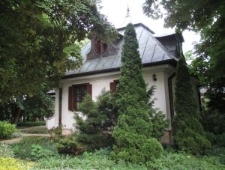 Boczna elewacja dworu majątku ziemskiego Konstantynów