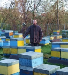Grzegorz Jasina przy ulach w pasiece