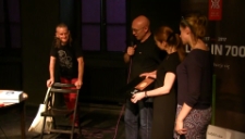 Wręczenie nagrody "Kamień" prof. Pawłowi Pr&oacute;chniakowi podczas uroczystego otwarcia X edycji Festiwalu "Miasto Poezji"