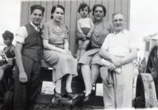 Od lewej: Jacques Pintel, osoba nieznana, Frederik Erdman, Sura Erdman z domu Rubinsztejn, Abraham Rubinsztejn w Ostende, Belgia.