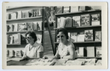 Franciszka Namiota oraz Irena Dominko podczas kiermaszu książek