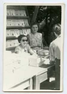 Pracownicy księgarni na kiermaszu