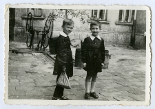 Na podw&oacute;rku przy ulicy Niecałej