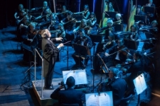 Elli Jaffe dyryguje orkiestrą Filharmoników Lubelskich 3 lipca 2017 roku