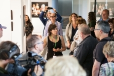 Tal Schwartz podczas wystawy pt. Lalki z Majdanka