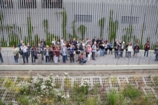 Uczestnicy Zjazdu Lubliner&oacute;w oglądają mural upamiętniający przedwojenny Lublin
