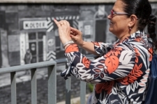 Sarit Brosh fotografuje mural przedstawiający dawną Dzielnicę Żydowską