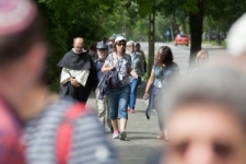 O. Tomasz Dostatni, Yaron Karol Becker i Betty Ashkenazy podczas Marszu Pamięci na Umschlagplatz