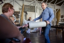 Paweł Matraszek pokazuje uczestnikom zw&oacute;j Tory