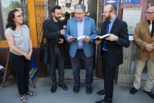 Joseph Dakar i Ariel Teboul odmawiają kaddisz podczas odsłonięcia tablicy pamiatkowej rodziny Warhaftig przy ulicy Lubartowskiej 49