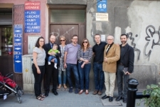 Rodzina Teboul podczas odsłonięcia tablicy pamiątkowej poświęconej przodkom