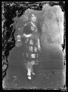 Portret kobiety w sukni z fotografii