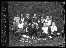 Grupa dzieci z kobietą i mężczyzną