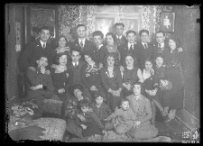 Grupa kobiet i mężczyzn z dziećmi