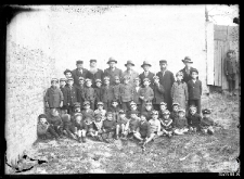 Grupa chłopc&oacute;w i mężczyzn