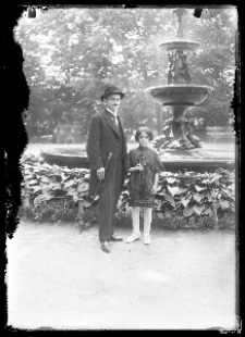 Mężczyzna i dziewczynka stojący przy fontannie