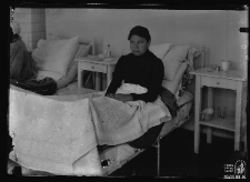 Kobieta na ł&oacute;żku