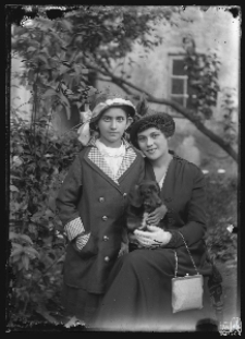 Portret kobiety z dziewczynką i psem