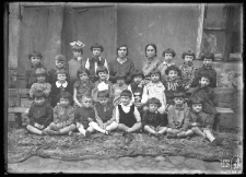 Dwie kobiety z grupą dzieci