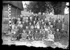 Kobieta z grupą dzieci