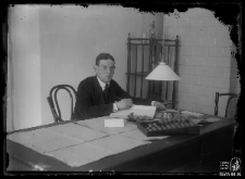 Mężczyzna przy biurku