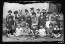 Dwie kobiety z grupą dzieci