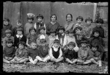 Dwie kobiety z grupą dzieci