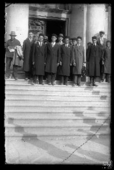 Grupa mężczyzn na schodach