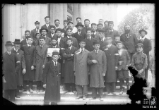Grupa mężczyzn przed Jesziwas Chachmej Lublin