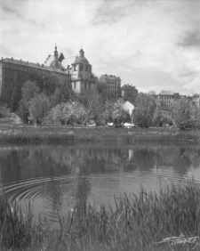 Widok na klasztor oo. Dominikan&oacute;w od ul. Podwale w Lublinie