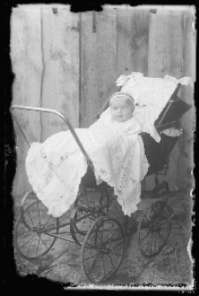 Dziecko w w&oacute;zku